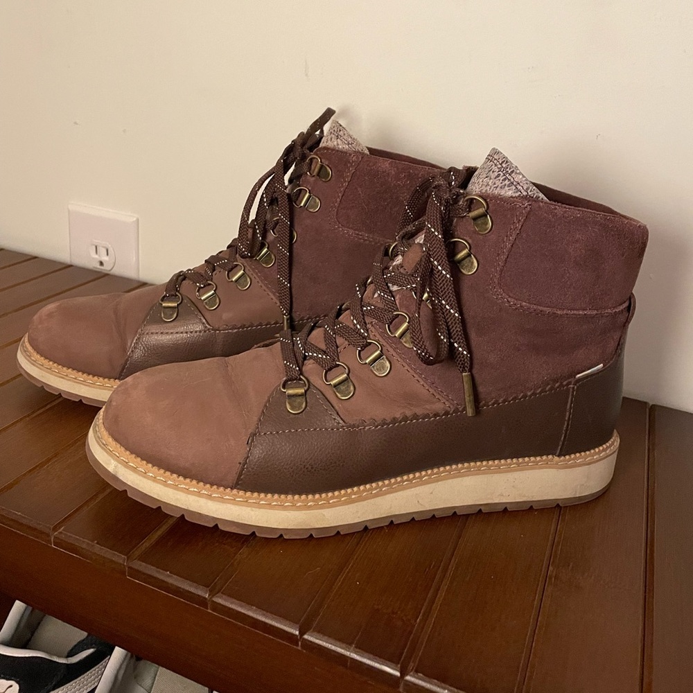 Tom’s Waterproof Mesa Boots with Snakeskin Tongue (sz 8.5, dark red/brow…